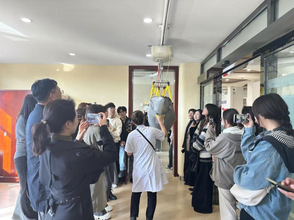 图为适老化展厅参观现场